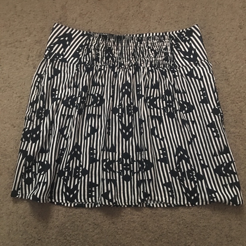 Charlotte Russe🔸Black & white skirt with pockets! - Picture 5 of 6